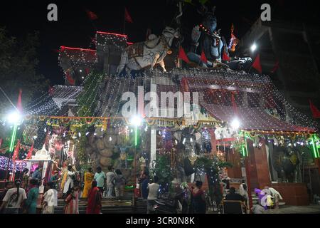 NEW DELHI, INDIEN - 27. SEPTEMBER: Gläubige, die Gebete auf dem Shardiya Navratri Festival im Neelam mata Vaishnav Tempel Mayur Vihar, Phase II, am 27. September 2025 in Neu-Delhi, Indien. Foto von Sonu Mehta/Hindustan Times Devotees besuchen Tempel auf dem Navratri Festival Stockfoto