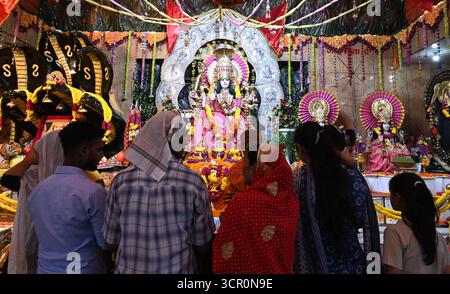 NEW DELHI, INDIEN - 27. SEPTEMBER: Gläubige, die Gebete auf dem Shardiya Navratri Festival im Neelam mata Vaishnav Tempel Mayur Vihar, Phase II, am 27. September 2025 in Neu-Delhi, Indien. Foto von Sonu Mehta/Hindustan Times Devotees besuchen Tempel auf dem Navratri Festival Stockfoto