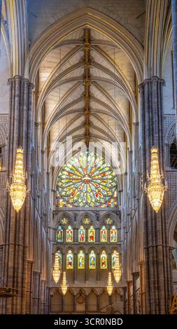 Westminster Abbey bietet atemberaubende gotische Architektur mit komplizierten Bögen und farbenfrohen Buntglasfenstern. Die Innenausstattung unterstreicht die Handwerkskunst der Epoche. Stockfoto
