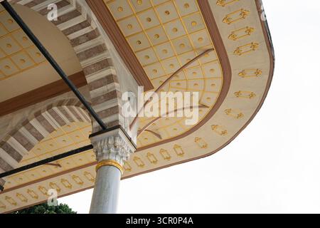 Architektonische Details des osmanischen Bogens und der mit goldener Decke dekorierte Topkapi-Palast in Istanbul. Traditionelle islamische Architektur mit Marmorsäule Stockfoto