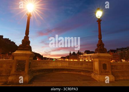 Der wunderschöne Sonnenaufgang auf der seine und der Ile de la Cite in Paris. Blick von der Brücke pont Neuf. Stockfoto