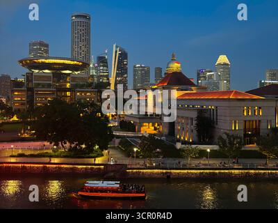 Blick auf den Parlamentsplatz und das umliegende Stadtbild von Singapur vom Dach der Southbridge Bar Stockfoto