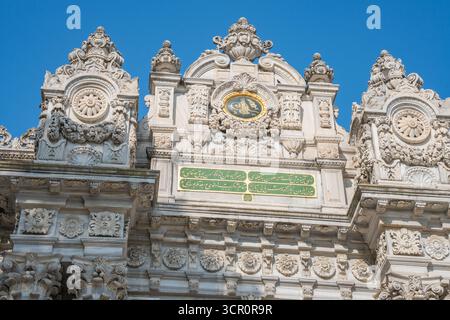 Dolmabahce Palace verziertes Tor unter blauem Himmel. Kunstvolle Architektur des osmanischen Palastes oder des saray Eingangs in Istanbul, Türkei Stockfoto