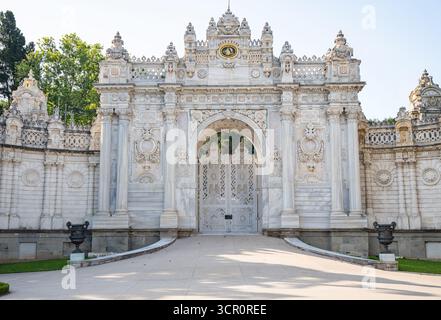 Dolmabahce Palace verziertes Tor unter blauem Himmel. Kunstvolle Architektur des osmanischen Palastes oder des saray Eingangs in Istanbul, Türkei Stockfoto