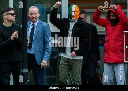London, Großbritannien. September 2025. JJ O’Dochartaigh (c), bekannt als DJ Provai, vom irischen Hip-Hop-Trio Kniescheibe feiert, als er Woolwich Crown Court verlässt, nachdem der Richter Paul Goldspring entschieden hatte, dass ein Terrorismusverfahren gegen seinen Bandkollegen Liam OG O hAnnaidh vom Crown Prosecution Service aus technischer Sicht abgewiesen werden sollte. Belfast-Rapper O hAnnaidh wurde wegen angeblicher Flaggendarstellung zur Unterstützung der Hisbollah, einer verbotenen Organisation, während eines Auftritts auf dem O2 Forum in Kentish Town am 21. November 2024 angeklagt. Die Anhörung wurde von uns vertauscht Stockfoto