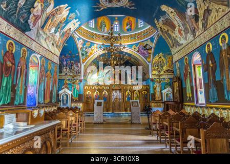 Farbenfrohe Innenausstattung der Kirche Agios Sostis in Perdika, Insel Ägina, Saronische Inseln, Griechenland Stockfoto