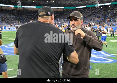 DETROIT, MI - 28. SEPTEMBER: Dan Campbell und Kevin Stefanski, Cheftrainer der Detroit Lions, sprechen im Mittelfeld nach dem Spiel zwischen Cleveland Browns und Detroit Lions am 28. September 2025 im Ford Field in Detroit, MI (Foto: Allan Dranberg/CSM) Stockfoto