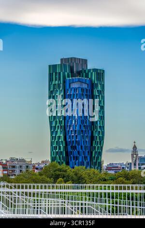 Markanter moderner Wolkenkratzer aus grünem und blauem Glas mit einzigartiger geschwungener Fassade vor klarem Himmel im Herzen von Tirana, Albanien Stockfoto