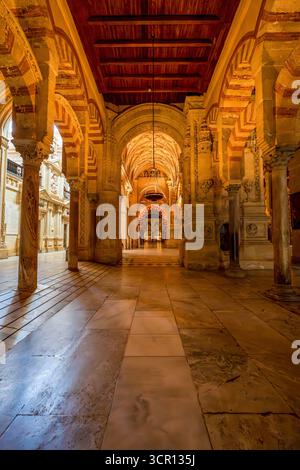 Innenansicht der Mezquita-Catedral de Córdoba mit maurischen Bögen, Steinsäulen und verzierten Gewölbedecken in Andalusien, Spanien Stockfoto