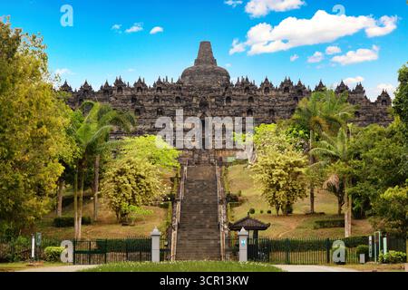 Wunderschöner alter Buddistentempel Borobudur in der Nähe von Yogyakarta, Zentral-Java, Indonesien. Weltberühmtes Wahrzeichen in Indonesien. Stockfoto