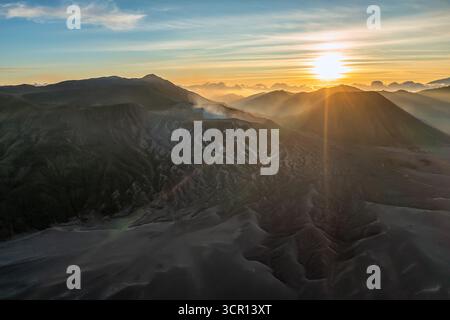 Blick von der Drohne auf den berühmten Bromo Vulkan während des Sonnenaufgangs im Bromo Tengger Semeru Nationalpark, Ost-Java, Indonesien Stockfoto