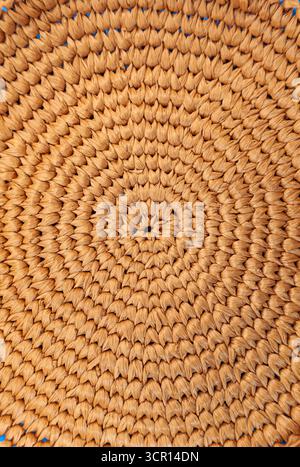 Kreisförmiges Weben aus natürlichem Raffia, Nahaufnahme. Stockfoto