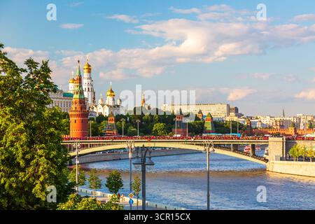 Blick auf den Moskauer Kreml, den Moskauer Fluss und die Big Stone Brücke an sonnigen Sommertagen. Wahrzeichen in Moskau, Russland. Stockfoto