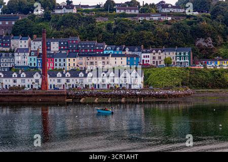 COBH, IRLAND - 15. August 2025: Cobh ist eine historische Hafenstadt, die für ihre farbenfrohen Gebäude, den Kreuzfahrtterminal und als letzter Anlaufhafen bekannt ist Stockfoto
