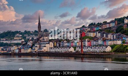 COBH, IRLAND - 15. August 2025: Cobh ist eine historische Hafenstadt, die für ihre farbenfrohen Gebäude, den Kreuzfahrtterminal und als letzter Anlaufhafen bekannt ist Stockfoto