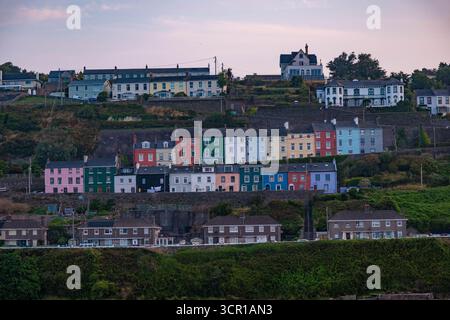 COBH, IRLAND - 15. August 2025: Cobh ist eine historische Hafenstadt, die für ihre farbenfrohen Gebäude, den Kreuzfahrtterminal und als letzter Anlaufhafen bekannt ist Stockfoto