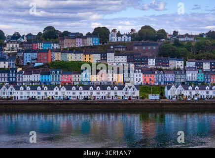 COBH, IRLAND - 15. August 2025: Cobh ist eine historische Hafenstadt, die für ihre farbenfrohen Gebäude, den Kreuzfahrtterminal und als letzter Anlaufhafen bekannt ist Stockfoto
