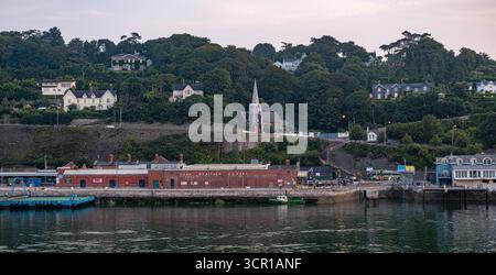 COBH, IRLAND - 15. August 2025: Cobh ist eine historische Hafenstadt, die für ihre farbenfrohen Gebäude, den Kreuzfahrtterminal und als letzter Anlaufhafen bekannt ist Stockfoto