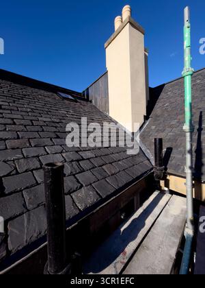 Das kommunale Dach repariert derzeit ein Gebäude in Edinburgh, installiert eine atmungsaktive wasserdichte Membranunterlage und erneuert die Sättigungsarbeiten Stockfoto