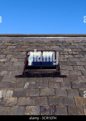 Das kommunale Dach repariert ein Gebäude in Edinburgh, installiert ein neues Oberlicht und saniert Stockfoto