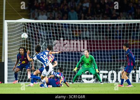Barcelona, Spanien, am 28. September 2025. Der Real Sociedad Spieler Takefusa Kubo (14) erhält am 28. September 2025 eine Chance, beim LaLiga EA Sports Spiel zwischen dem FC Barcelona und Real Sociedad in Estadi Olimpic Lluis Companys, Barcelona, Spanien, zu schießen. Quelle: Joan Gosa/Alamy Live News Stockfoto