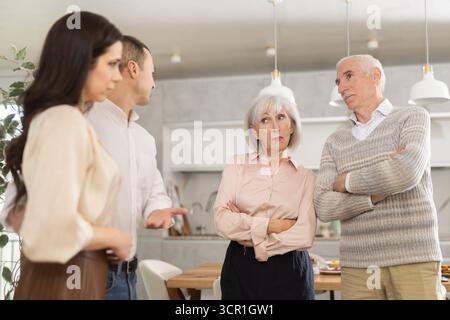 Erwachsener Sohn, der missbilligen Senioreneltern eine Freundin vorstellt Stockfoto