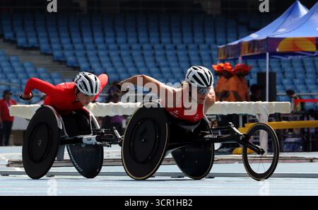 Neu-Delhi, Indien. September 2025. Catherine Debrunner vom Team Switzerland tritt beim 5000 m T54-Finale der Frauen am zweiten Tag der Para Athletics World Championships New Delhi 2025 im Jawaharlal Nehru Stadium an. Quelle: SOPA Images Limited/Alamy Live News Stockfoto