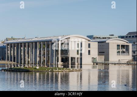 Rathaus auf Tjörnin im Stadtzentrum von Reykjavík, 1992 von Studio Granda entworfen, mit Bürgermeisterbüros und einer riesigen 3D-Karte von Island in der Innenstadt Stockfoto