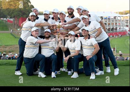 Farmingdale, USA. September 2025. Luke Donald, Kapitän von Team Europe, hält die Ryder Cup-Trophäe, während er und seine Teammitglieder für Fotos posieren, nachdem er Team USA besiegt und den Ryder Cup Golf Competition 2025 auf dem Bethpage Black Course, Farmingdale, NY, 28. September 2025 gewonnen hatte. (Foto: Anthony Behar/SipaUSA) Credit: SIPA USA/Alamy Live News Stockfoto