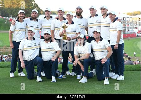 Farmingdale, USA. September 2025. Luke Donald, Kapitän von Team Europe, hält die Ryder Cup-Trophäe, während er und seine Teammitglieder für Fotos posieren, nachdem er Team USA besiegt und den Ryder Cup Golf Competition 2025 auf dem Bethpage Black Course, Farmingdale, NY, 28. September 2025 gewonnen hatte. (Foto: Anthony Behar/SipaUSA) Credit: SIPA USA/Alamy Live News Stockfoto