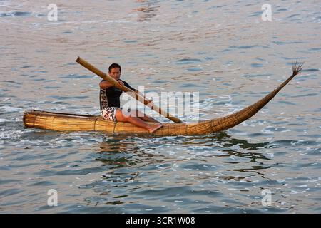 Huanchaco ist eine Küstenstadt in Peru, bekannt für ihre einzigartigen Schilfboote, die „Caballitos de totora“ genannt werden. Diese Boote wurden von lokalen Fischern genutzt. Stockfoto