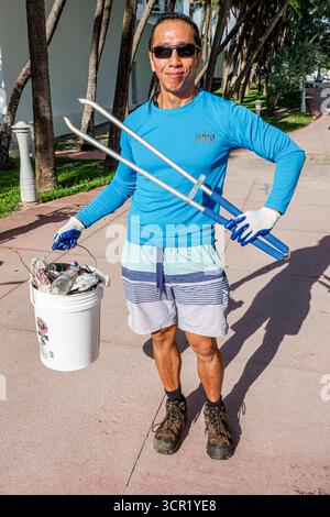 Miami Beach Florida, Atlantic Way Beach Trail, International Coastal Cleanup Global Event, asiatischer Freiwilliger trägt Sonnenbrille, blaues Langarmshirt, Stockfoto