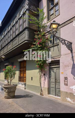 Historische Kolonialarchitektur in Lima, Peru, fängt das Bild die Schönheit und den Charme dieses UNESCO-Weltkulturerbes ein. Historisches Zentrum. Stockfoto