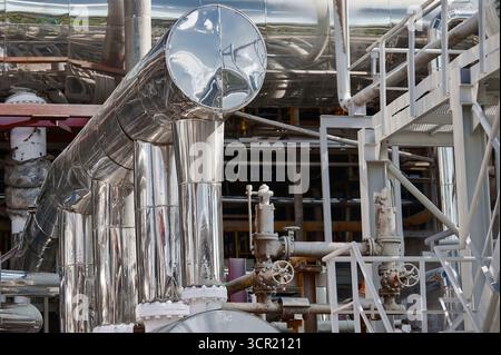 Ein Einblick in das komplizierte Rohrleitungssystem einer Chemieanlage mit industrieller Infrastruktur und Betriebselementen Stockfoto
