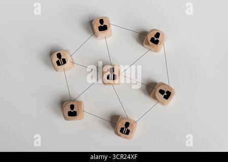 Unternehmenskommunikation und Teamwork-Konzept mit Holzwürfeln, die durch Linien miteinander verbunden sind, symbolisieren Geschäftsnetzwerk, Organisationsstruktur und Zusammenarbeit Stockfoto