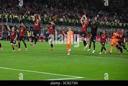 Mailand, Italien. September 2025. Die Spieler des AC Mailand feiern den Sieg bei einem Fußballspiel der Serie A zwischen dem AC Mailand und Neapel in Mailand, Italien, am 28. September 2025. Quelle: Alberto Lingria/Xinhua/Alamy Live News Stockfoto