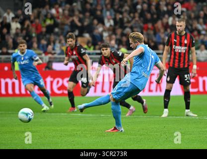 Mailand, Italien. September 2025. Kevin de Bruyne, Napoli, erzielte ein Elfmeterschießen während eines Fußballspiels der Serie A zwischen dem AC Mailand und Napoli am 28. September 2025 in Mailand. Quelle: Alberto Lingria/Xinhua/Alamy Live News Stockfoto