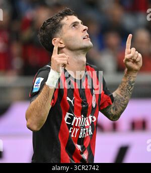 Mailand, Italien. September 2025. Christian Pulisic feiert sein Tor während eines Fußballspiels der Serie A zwischen dem AC Mailand und Neapel am 28. September 2025 in Mailand. Quelle: Alberto Lingria/Xinhua/Alamy Live News Stockfoto