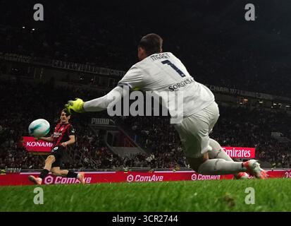Mailand, Italien. September 2025. Alexis Saelemaekers (L) erzielt sein Tor während eines Fußballspiels der Serie A zwischen dem AC Milan und Napoli in Mailand, Italien, 28. September 2025. Quelle: Alberto Lingria/Xinhua/Alamy Live News Stockfoto
