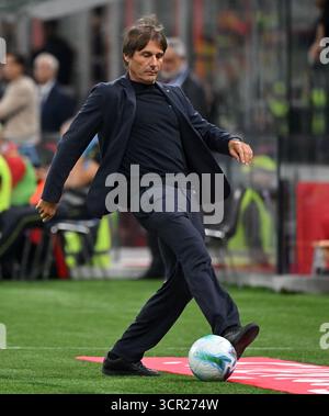 Mailand, Italien. September 2025. Napolys Cheftrainer Antonio Conte reagiert auf ein Fußballspiel der Serie A zwischen dem AC Mailand und Neapel am 28. September 2025 in Mailand. Quelle: Alberto Lingria/Xinhua/Alamy Live News Stockfoto