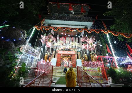 Neu-Delhi, Indien. September 2025. NEW DELHI, INDIEN - 27. SEPTEMBER: Gläubige, die Gebete auf dem Shardiya Navratri Festival im Neelam mata Vaishnav Tempel Mayur Vihar, Phase II, am 27. September 2025 in Neu-Delhi, Indien. (Foto: Sonu Mehta/Hindustan Times/SIPA USA) Credit: SIPA USA/Alamy Live News Stockfoto
