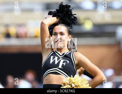 27. September 2025: Wake Cheer Team. NCAA-Fußballspiel zwischen Georgia Tech und Wake Forest University im AlLegacy Federal Credit Union Stadium in Winston-Salem, North Carolina. David Beach/CSM Stockfoto