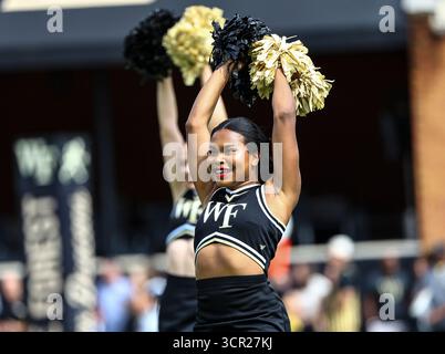 27. September 2025: Wake Cheer Team. NCAA-Fußballspiel zwischen Georgia Tech und Wake Forest University im AlLegacy Federal Credit Union Stadium in Winston-Salem, North Carolina. David Beach/CSM Stockfoto