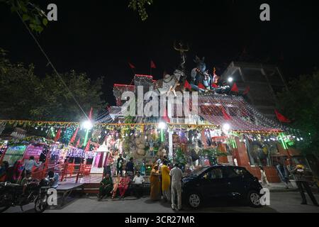 Neu-Delhi, Indien. September 2025. NEW DELHI, INDIEN - 27. SEPTEMBER: Gläubige, die Gebete auf dem Shardiya Navratri Festival im Neelam mata Vaishnav Tempel Mayur Vihar, Phase II, am 27. September 2025 in Neu-Delhi, Indien. (Foto: Sonu Mehta/Hindustan Times/SIPA USA) Credit: SIPA USA/Alamy Live News Stockfoto