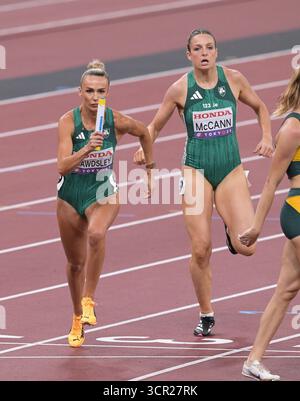 Sharlene Mawdsley aus Irland trat am 12. Dezember 2025 im Nationalstadion in Tokio in den 4x400 m Staffelfrauenläufen an Stockfoto