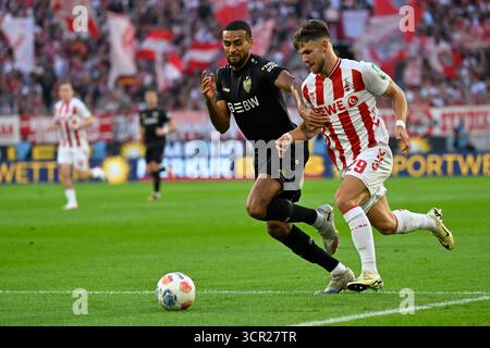 Köln, Deutschland. September 2025. Jan Thielmann (R) vom FC Köln streitet mit Josha Vagnoman vom VfB Stuttgart beim Fußball-Spiel der ersten Bundesliga zwischen dem FC Köln und dem VfB Stuttgart in Köln am 28. September 2025. Quelle: Ulrich Hufnagel/Xinhua/Alamy Live News Stockfoto