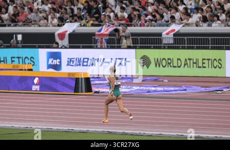Sharlene Mawdsley aus Irland trat am 12. Dezember 2025 im Nationalstadion in Tokio in den 4x400 m Staffelfrauenläufen an Stockfoto