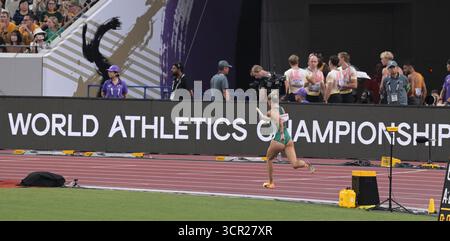 Sharlene Mawdsley aus Irland trat am 12. Dezember 2025 im Nationalstadion in Tokio in den 4x400 m Staffelfrauenläufen an Stockfoto