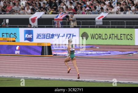 Sharlene Mawdsley aus Irland trat am 12. Dezember 2025 im Nationalstadion in Tokio in den 4x400 m Staffelfrauenläufen an Stockfoto