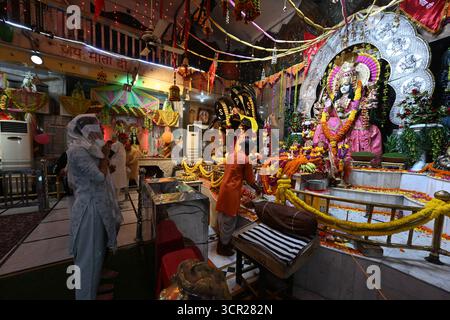 Neu-Delhi, Indien. September 2025. NEW DELHI, INDIEN - 27. SEPTEMBER: Gläubige, die Gebete auf dem Shardiya Navratri Festival im Neelam mata Vaishnav Tempel Mayur Vihar, Phase II, am 27. September 2025 in Neu-Delhi, Indien. (Foto: Sonu Mehta/Hindustan Times/SIPA USA) Credit: SIPA USA/Alamy Live News Stockfoto